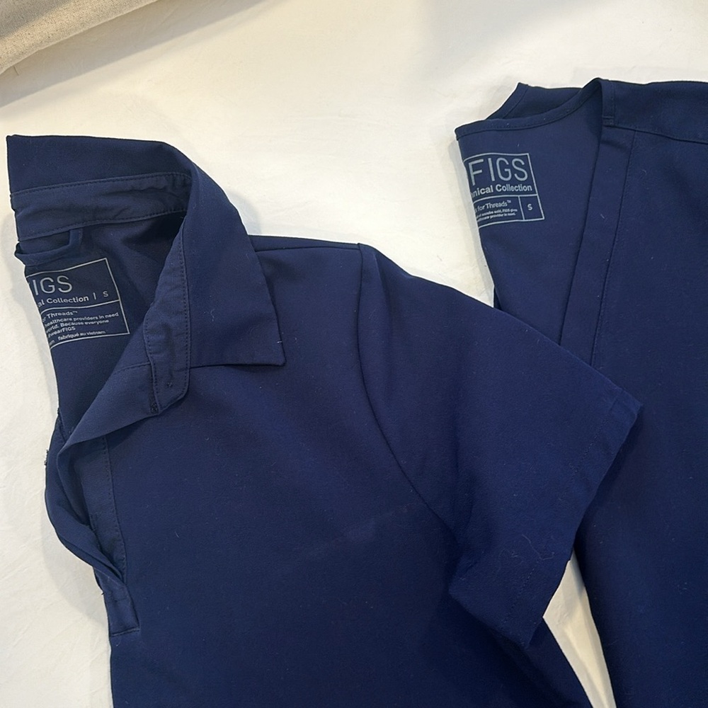 FIGS SCRUB TOPS (2) - Picture 2 of 5